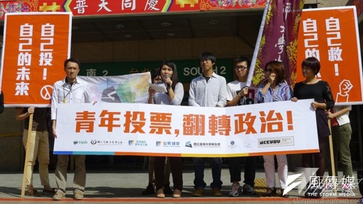 政治團體「公民組合」發起活動,透過募資平台及共乘平台,鼓勵全台20歲至34歲的青年在11月29日,搭乘免費或較低成本的交通工具返鄉投票。(林瑋豐攝) 政治團體「公民組合」發起活動,透過募資平台及共乘平台,鼓勵全台20歲至34歲的青年在11月29日,搭乘免費或較低成本的交通工具返鄉投票。(林瑋豐攝)