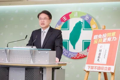 民進黨中央啓動「與公民同行 罷免文宣三箭」,串聯罷免選區黨公職。(民進黨秘書長林右昌臉書)