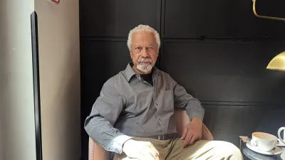 2021年諾貝爾文學獎得主、坦尚尼亞裔英國作家古納(Abdulrazak Gurnah)近期受邀至布拉格國際書展參與座談會,並接受中央社記者專訪。他指出,殖民遺緒仍影響著世界,例如殖民時期為方便統治所劃定的邊界,導致部分國家長期動盪。
中央社記者劉郁葶布拉格攝 115年5月18日