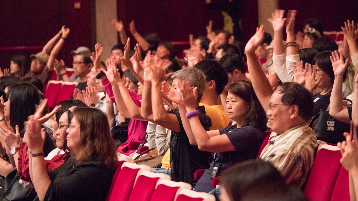 國家兩廳院11日舉辦首次「輕鬆自在場」,讓不同需求的觀眾都能共同欣賞表演。圖為表演結束後,現場觀眾以揮手取代掌聲。(兩廳院提供) 國家兩廳院11日舉辦首次「輕鬆自在場」,讓不同需求的觀眾都能共同欣賞表演。圖為表演結束後,現場觀眾以揮手取代掌聲。(兩廳院提供)