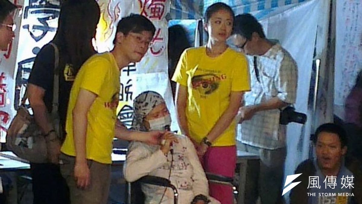 蔡學良6年前在軍中時頭部遭槍擊身亡,蔡母多年來四處陳情喊冤,13日在聲援群眾的陪伴下,為兒子過生日。(取自1985公民聯盟臉書) 蔡學良6年前在軍中時頭部遭槍擊身亡,蔡母多年來四處陳情喊冤,13日在聲援群眾的陪伴下,為兒子過生日。(取自1985公民聯盟臉書)