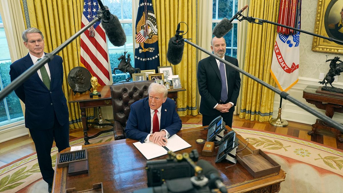 川普在白宮簽署行政命令。(美聯社) 川普在白宮簽署行政命令。(美聯社)