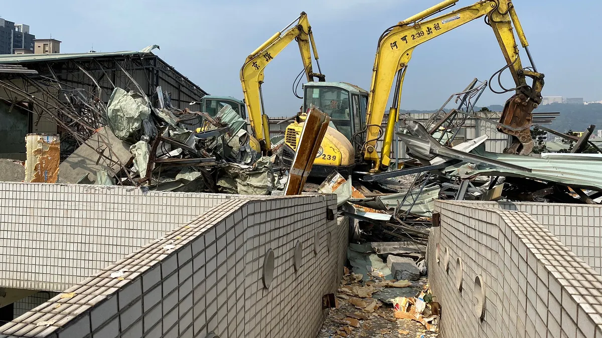 海砂屋自治條例通過以來,位於新莊區新泰路的首例拆除案件於今日開拆,預計一個月拆除完畢。(圖/新北市工務局提供)