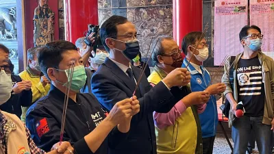 國民黨主席朱立倫(中)就任不到一百天連吞三敗。(國民黨提供)