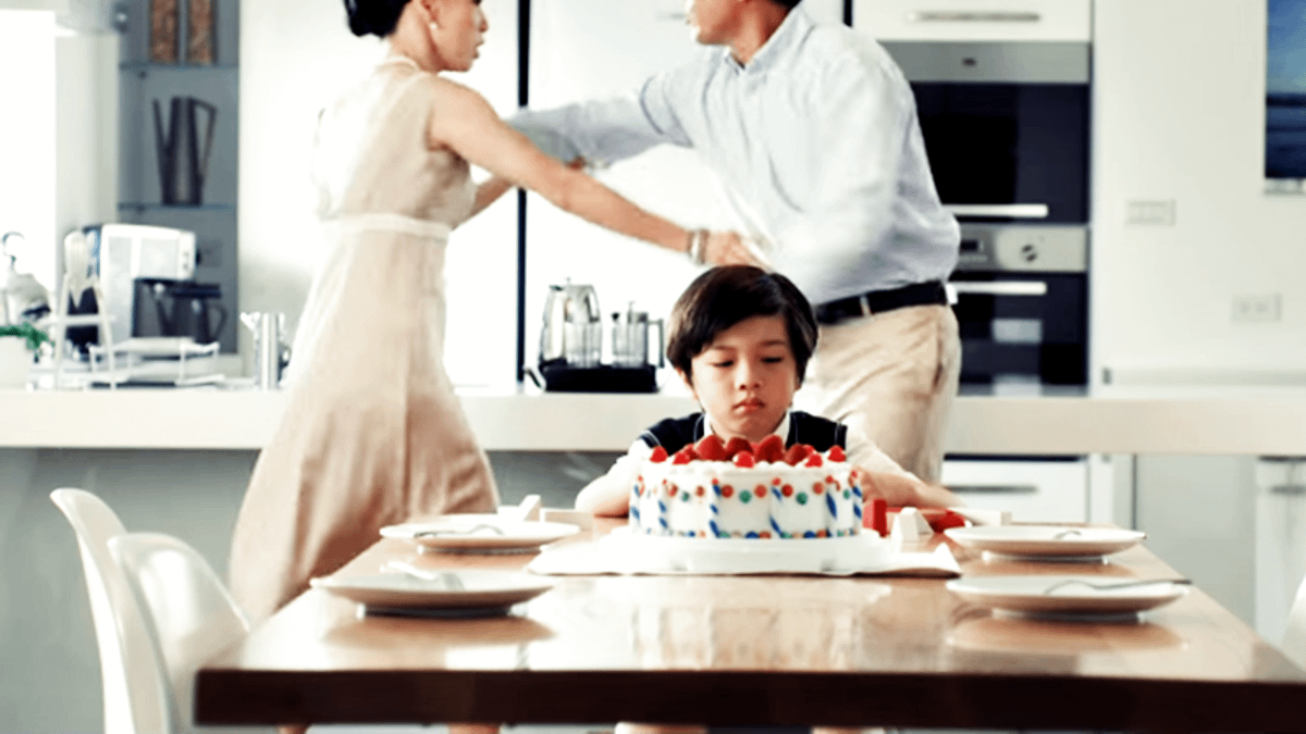 父母因關係難題頻繁的爭執,對孩子的身心狀態而言,是很大的壓力。(示意圖非本人/翻攝自youtube) 父母因關係難題頻繁的爭執,對孩子的身心狀態而言,是很大的壓力。(示意圖非本人/翻攝自youtube)