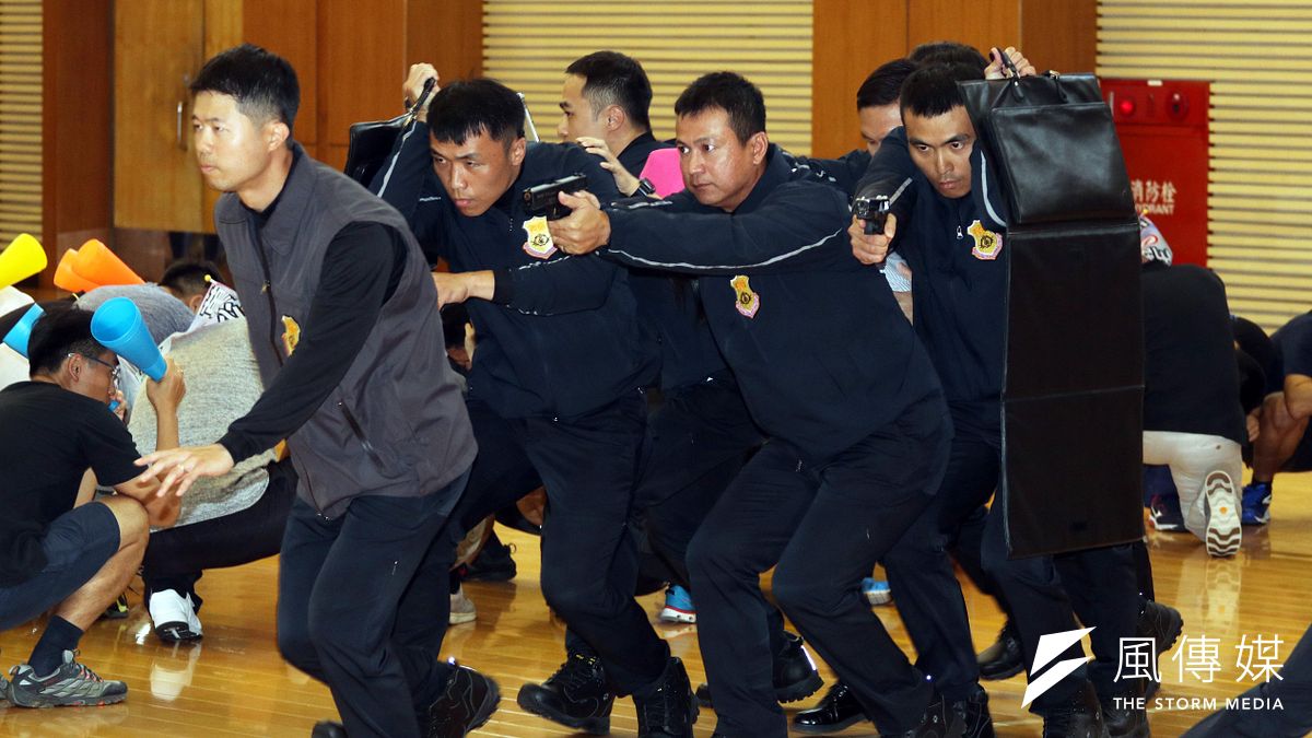 國安局特勤中心7日舉行「安維7號專精訓練結訓編成典禮」,典禮中也模擬特勤隨扈掩護候選人迅速脫離。(蘇仲泓攝) 國安局特勤中心7日舉行「安維7號專精訓練結訓編成典禮」,典禮中也模擬特勤隨扈掩護候選人迅速脫離。(蘇仲泓攝)