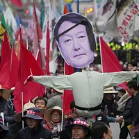 韓国で尹錫悦大統領への抗議デモ参加者らが風刺ポスターを掲げている。(AP通信) 韓国で尹錫悦大統領への抗議デモ参加者らが風刺ポスターを掲げている。(AP通信)