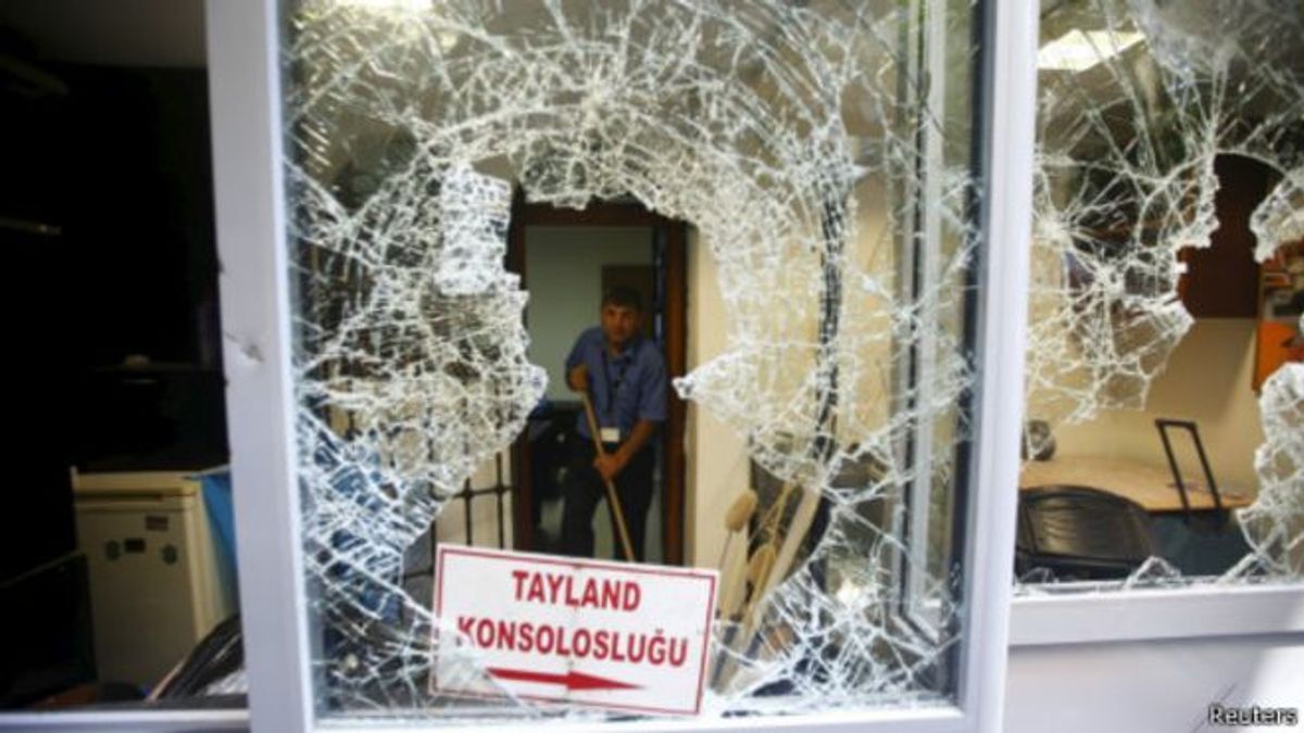 土耳其示威者8日夜晚砸碎了泰國駐土耳其伊斯坦堡領事館的窗子。(BBC中文網) 土耳其示威者8日夜晚砸碎了泰國駐土耳其伊斯坦堡領事館的窗子。(BBC中文網)