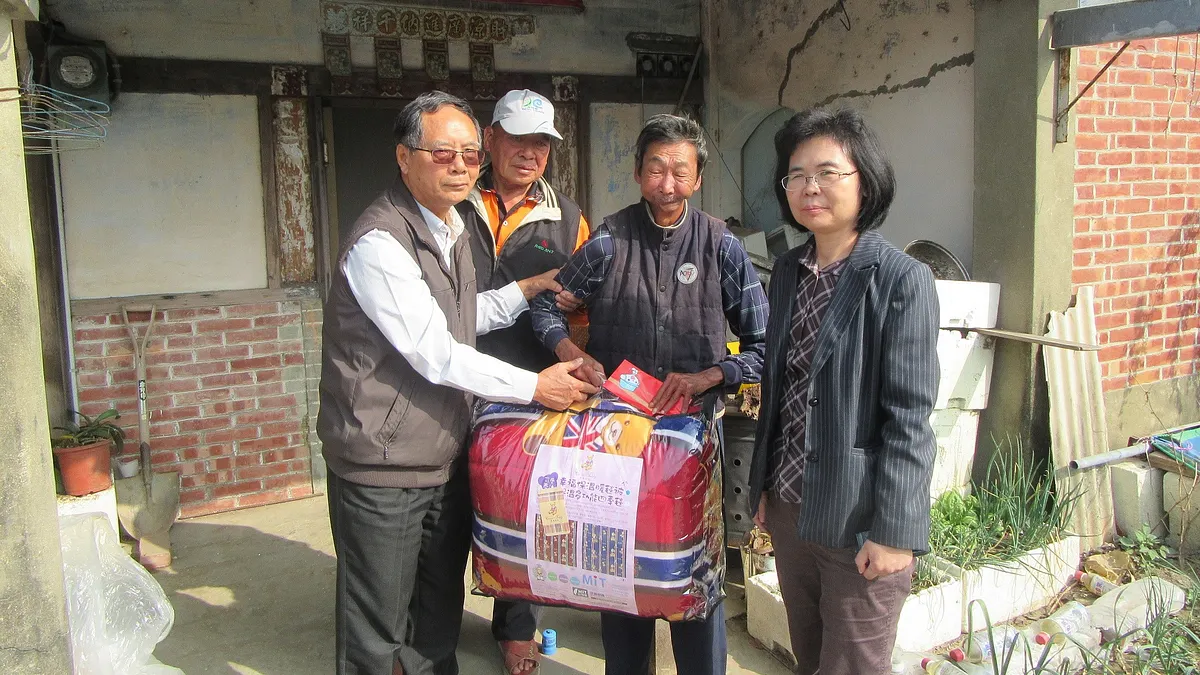 訪視轄區邊緣戶 北門公所致贈暖被及禮券獻關懷