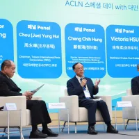 臺灣港務公司周永暉董事長(中)於ACLN臺灣特別日和產、官、學專家同台 分享臺灣港群郵輪產業發展優勢、現況及未來展望。(圖/台灣港務公司提供) 臺灣港務公司周永暉董事長(中)於ACLN臺灣特別日和產、官、學專家同台 分享臺灣港群郵輪產業發展優勢、現況及未來展望。(圖/台灣港務公司提供)