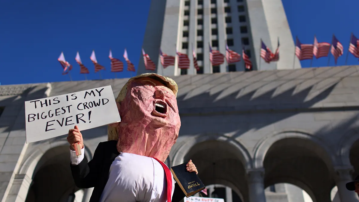 2025年10月18日、アメリカ西海岸ロサンゼルスで「王はいらない」(No Kings)抗議活動が開かれた。デモ参加者たちは、トランプ大統領に扮して街頭でデモを行った。(写真/AP通信) 2025年10月18日、アメリカ西海岸ロサンゼルスで「王はいらない」(No Kings)抗議活動が開かれた。デモ参加者たちは、トランプ大統領に扮して街頭でデモを行った。(写真/AP通信)