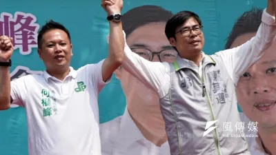 民進黨高雄市長候選人陳其邁(右)意外與國民黨空降候選人韓國瑜陷入五五波的拉鋸。(圖/徐炳文攝)