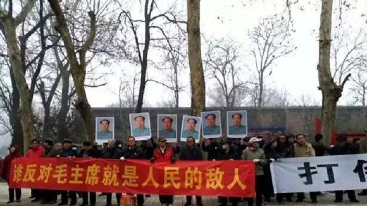 鄧相超批評毛澤東,遭到「正義群眾」抗議。(取自微博) 鄧相超批評毛澤東,遭到「正義群眾」抗議。(取自微博)