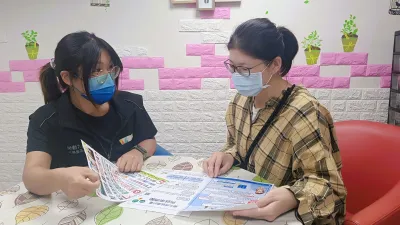 北分署基隆就業中心就業服務員為小雯(右)說明「婦女再就業計畫」。(圖/勞動力發展署北分署提供)