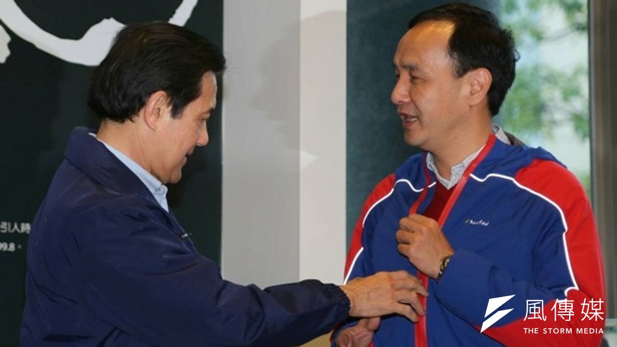 新北市長朱立倫、總統馬英九27日到新莊參觀國內知名紡織業者興采實業,馬、朱互動熱絡,甚至上演「親密互動」。(余志偉攝) 新北市長朱立倫、總統馬英九27日到新莊參觀國內知名紡織業者興采實業,馬、朱互動熱絡,甚至上演「親密互動」。(余志偉攝)