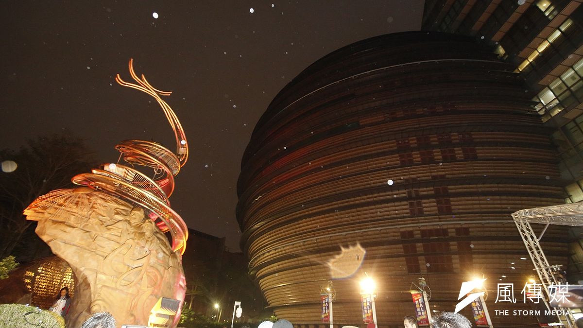 2019年11月28日,京華城在雨中正式熄燈結束營運。(資料照,郭晉瑋攝) 2019年11月28日,京華城在雨中正式熄燈結束營運。(資料照,郭晉瑋攝)