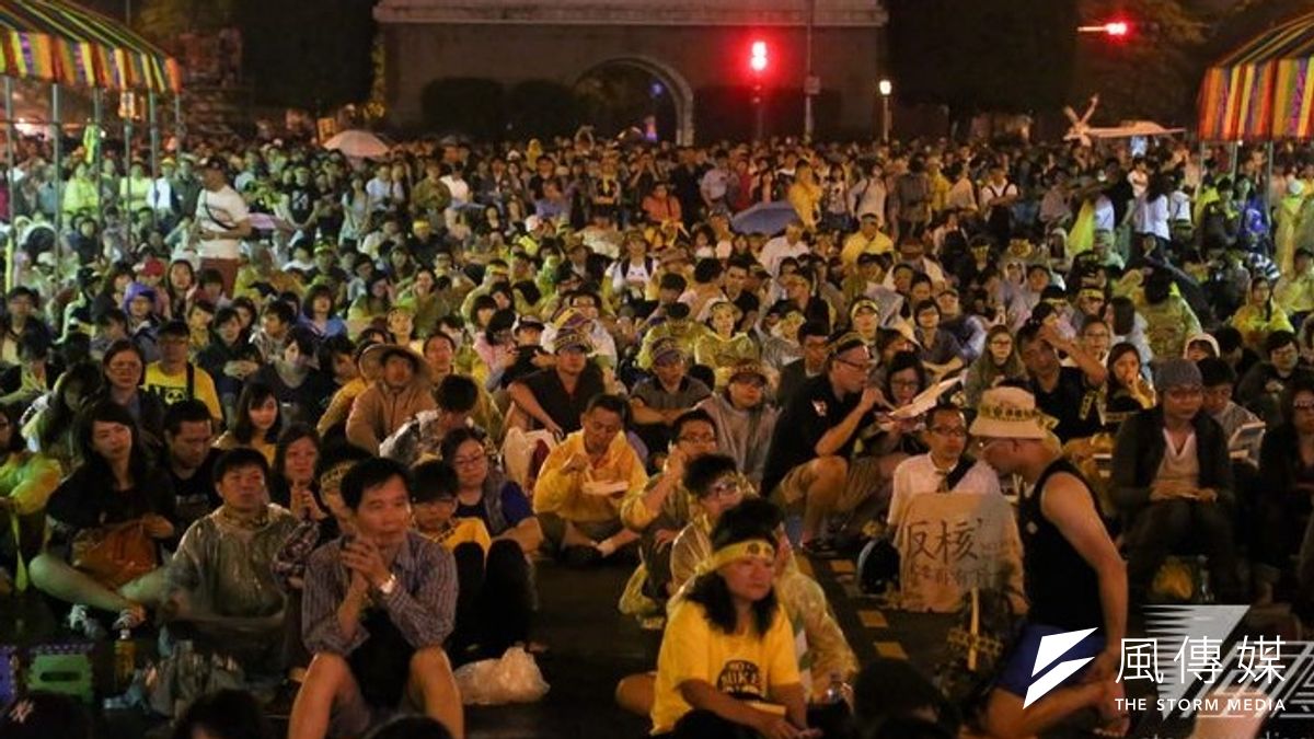 全國廢核行動平台宣布將與禁食的林義雄同進退,圖為26日的「全民守護廢核決心」靜坐活動。(余志偉攝) 全國廢核行動平台宣布將與禁食的林義雄同進退,圖為26日的「全民守護廢核決心」靜坐活動。(余志偉攝)