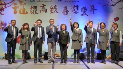 高銀凃泰祿經理、尤宜珍顧問、丁文龍副總經理、陳守仁副總經理、鄭美玲董事長、徐翠梅總經理、張榮泰副總經理、陳苡芬總稽核、黃美娟經理。(圖/高雄銀行提供)