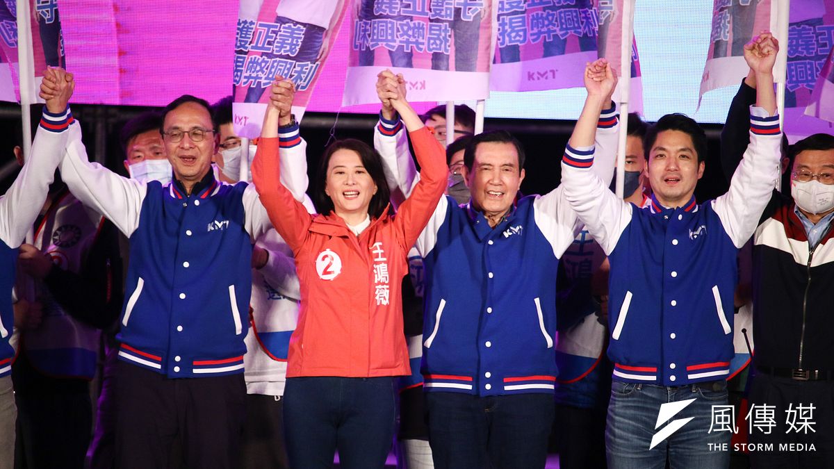 國民黨舉行「立委補選候選人王鴻薇選前之夜」,前總統馬英九(右二)、國民黨主席朱立倫(左一)、台北市長蔣萬安(右二)一同參與。(資料照,蔡親傑攝) 國民黨舉行「立委補選候選人王鴻薇選前之夜」,前總統馬英九(右二)、國民黨主席朱立倫(左一)、台北市長蔣萬安(右二)一同參與。(資料照,蔡親傑攝)