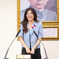 鄭麗文氏が国民党主席に当選し、政治的な人気が高まっている。彼女の今後の展開についての議論も増えており、中には鄭氏を「国民党の蔡英文」と例える声もある。(写真/顏麟宇撮影) 鄭麗文氏が国民党主席に当選し、政治的な人気が高まっている。彼女の今後の展開についての議論も増えており、中には鄭氏を「国民党の蔡英文」と例える声もある。(写真/顏麟宇撮影)
