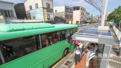 台中市太陽能候車亭不僅提供夜間照明功能,也有效提升夜間辨識度,讓等公車的民眾更加安心。(圖/曾家祥攝)