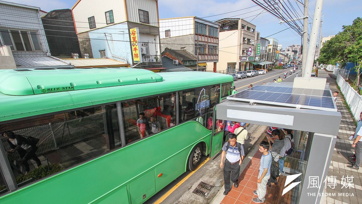 台中市太陽能候車亭不僅提供夜間照明功能,也有效提升夜間辨識度,讓等公車的民眾更加安心。(圖/曾家祥攝) 台中市太陽能候車亭不僅提供夜間照明功能,也有效提升夜間辨識度,讓等公車的民眾更加安心。(圖/曾家祥攝)