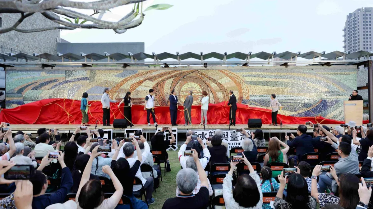 「日月頌—顏水龍與臺灣」特展原設置於臺北日新戲院,長達18公尺的〈旭日東昇〉,在國美館星光草坪重現。(圖/文化部提供)