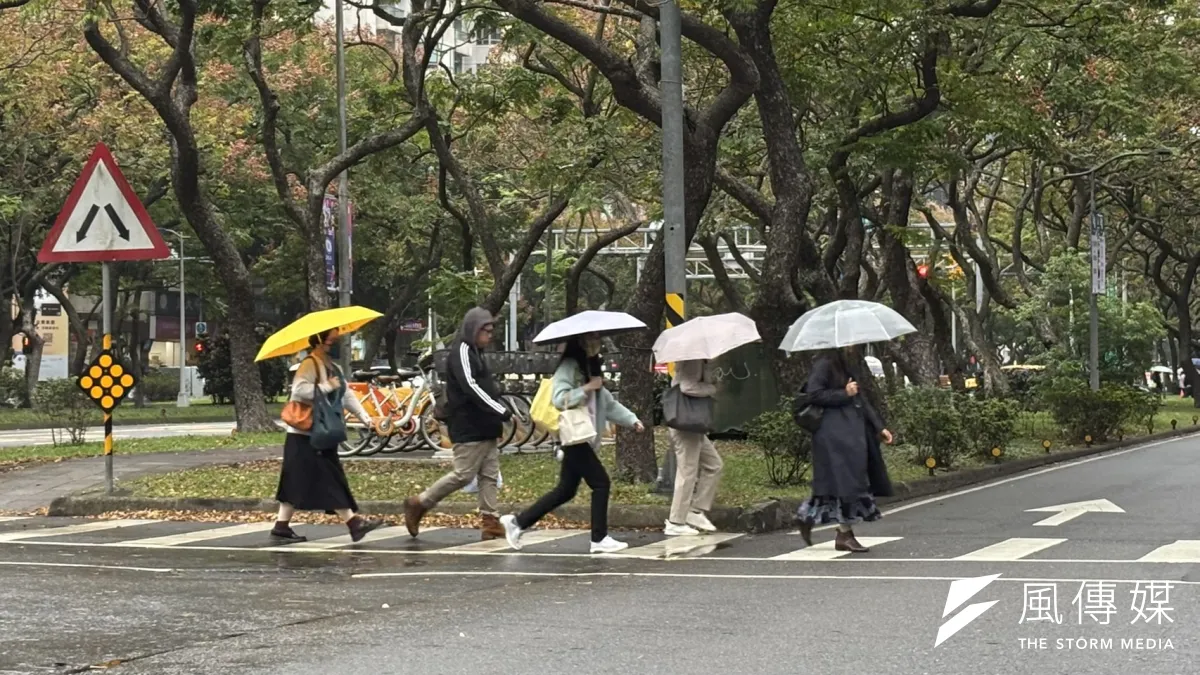 全台灣都籠罩在陰雨綿綿的天氣裡,許多出門在外的上班族與學生都深受鞋襪濕透的困擾。(圖/智慧內容中心製)