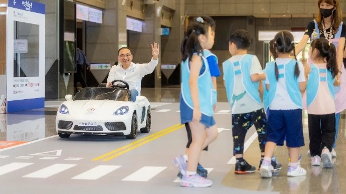 新北市交通安全月「停讓文化2.0展覽活動」以「道路地貼」讓親子體驗道路駕車情境。(圖/新北市政府交通局) 新北市交通安全月「停讓文化2.0展覽活動」以「道路地貼」讓親子體驗道路駕車情境。(圖/新北市政府交通局)