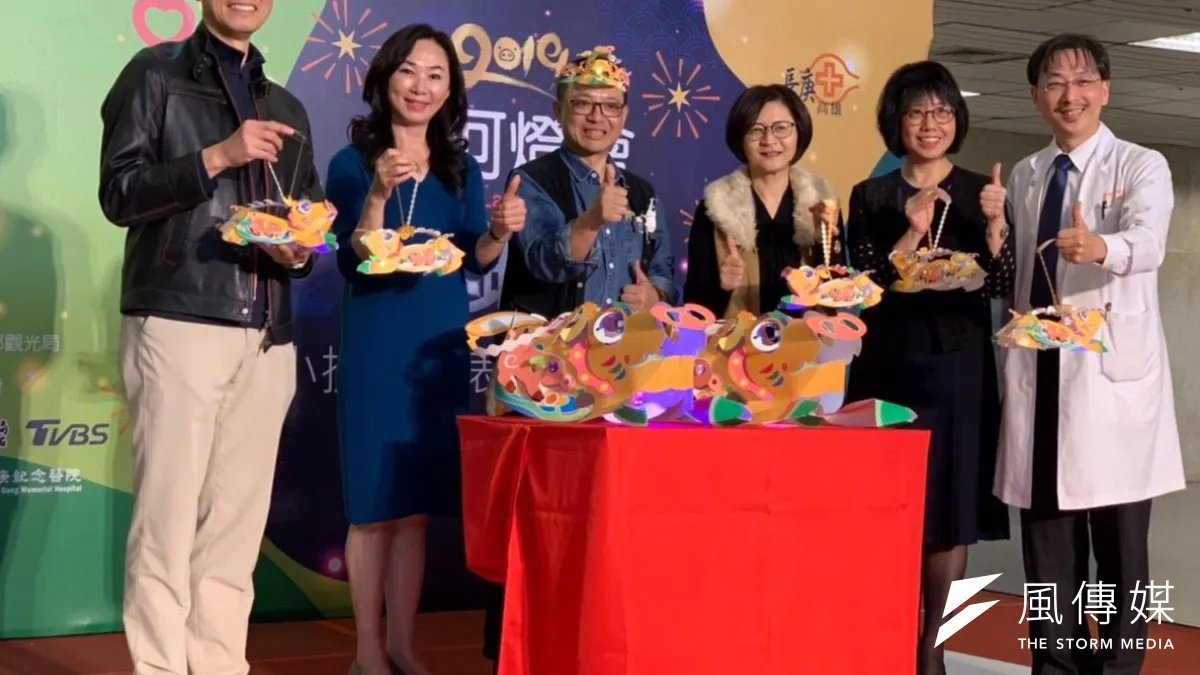 「2019高雄燈會」即將在愛河盛大登場,每年備受小朋友期待的小提燈「鴻運豬」正式亮相。(圖/徐炳文攝)