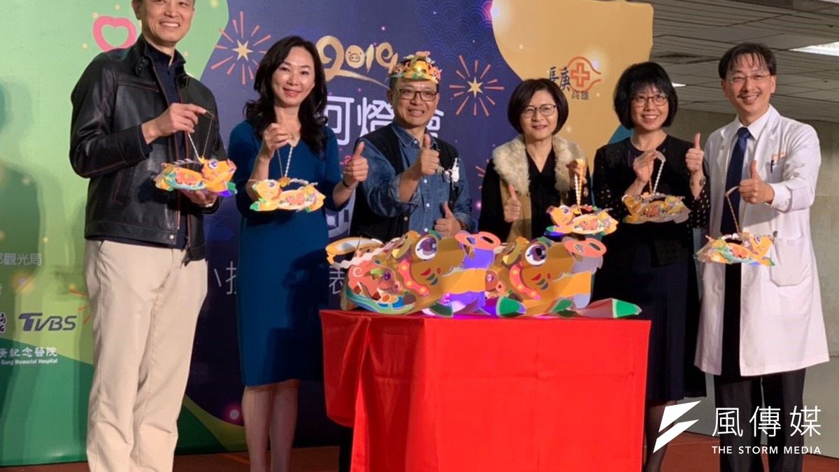 「2019高雄燈會」即將在愛河盛大登場,每年備受小朋友期待的小提燈「鴻運豬」正式亮相。(圖/徐炳文攝) 「2019高雄燈會」即將在愛河盛大登場,每年備受小朋友期待的小提燈「鴻運豬」正式亮相。(圖/徐炳文攝)