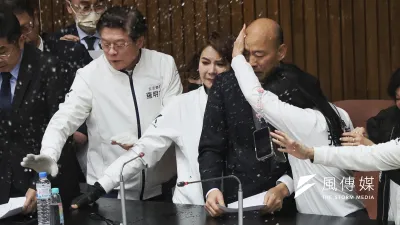 立法院長韓國瑜20日在國民黨立委護衛下進議場主持會議時,民進黨立委朝主席台潑水。(柯承惠攝)