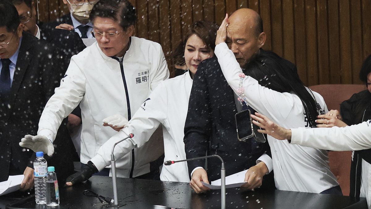 2024立法院屢爆朝野衝突,身處「戰場中央」的立法院長韓國瑜,身邊有位護位寸步不離。圖為民進黨立委朝主席台潑水。(資料照,柯承惠攝) 2024立法院屢爆朝野衝突,身處「戰場中央」的立法院長韓國瑜,身邊有位護位寸步不離。圖為民進黨立委朝主席台潑水。(資料照,柯承惠攝)