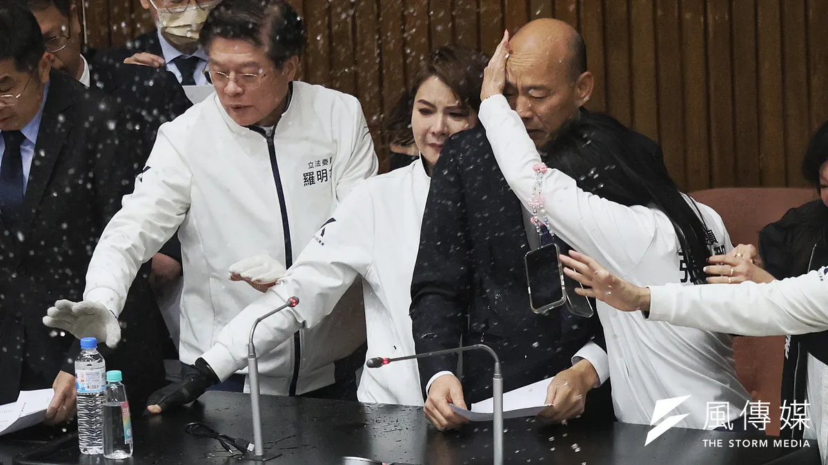 立法院長韓國瑜20日在國民黨立委護衛下進議場主持會議時,民進黨立委朝主席台潑水。(柯承惠攝) 立法院長韓國瑜20日在國民黨立委護衛下進議場主持會議時,民進黨立委朝主席台潑水。(柯承惠攝)