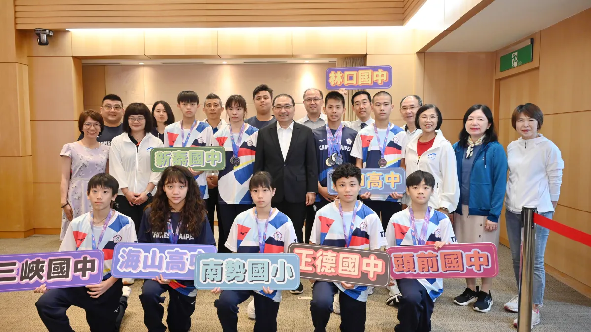 新北小將勇奪3金7銀9銅,今(4)日於市政會議獻獎,市府頒發29萬元獎勵金,與市長侯友宜合影。(圖/新北市體育局提供)