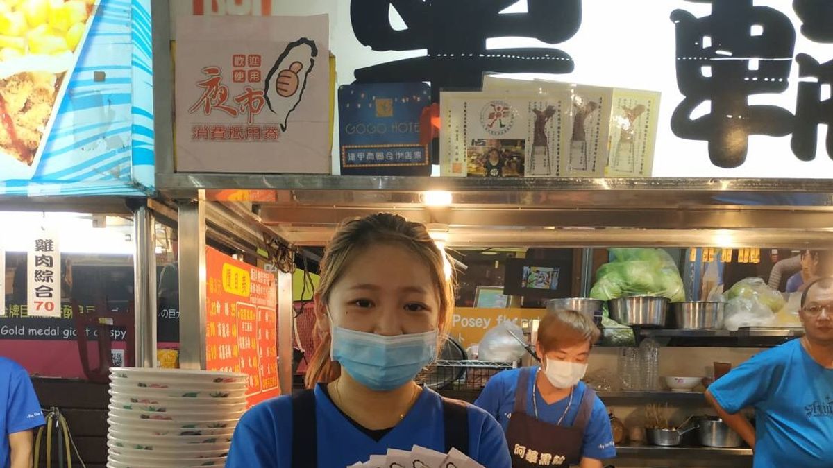 經濟部加碼發放200元「夜市消費抵用券」,台中市首日使用狀況以逢甲夜市兌換最踴躍。(圖/臺中市政府提供) 經濟部加碼發放200元「夜市消費抵用券」,台中市首日使用狀況以逢甲夜市兌換最踴躍。(圖/臺中市政府提供)