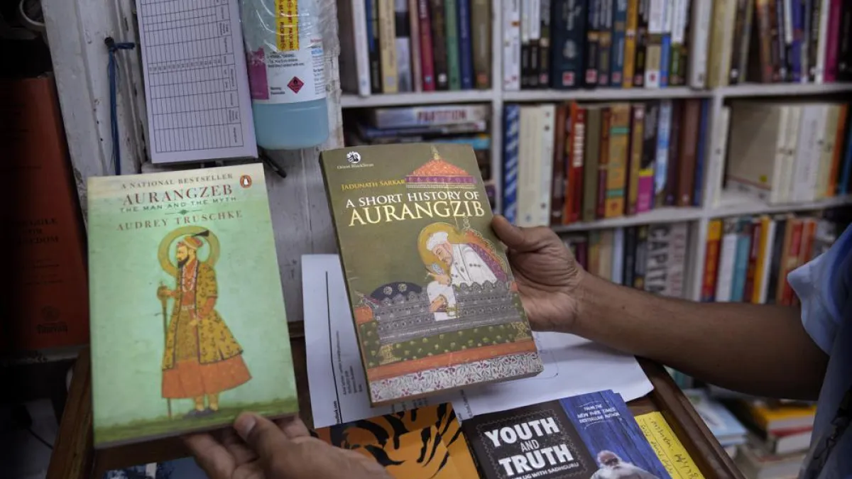 2022年6月2日,蒙兀兒王朝(Mughal Empire)第6代皇帝奧朗則布(Aurangzeb Alamgir )的書籍出現在印度書店中。(AP)