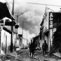 数名の中国人未成年学生が、自費で旧日本軍の中国侵略に関する史料を収集し、関連資料を記念館に寄贈した。こうした活動は中国の官製メディアにも取り上げられ、ネット上で脅迫を受けたことから警察も介入した。当局側の語りでは、「実際の行動で歴史を心に刻む」少年たちとして描かれている。写真は1937年、日本軍の爆撃で被害を受けた南京市街。イメージ。(資料写真/AP通信) 数名の中国人未成年学生が、自費で旧日本軍の中国侵略に関する史料を収集し、関連資料を記念館に寄贈した。こうした活動は中国の官製メディアにも取り上げられ、ネット上で脅迫を受けたことから警察も介入した。当局側の語りでは、「実際の行動で歴史を心に刻む」少年たちとして描かれている。写真は1937年、日本軍の爆撃で被害を受けた南京市街。イメージ。(資料写真/AP通信)