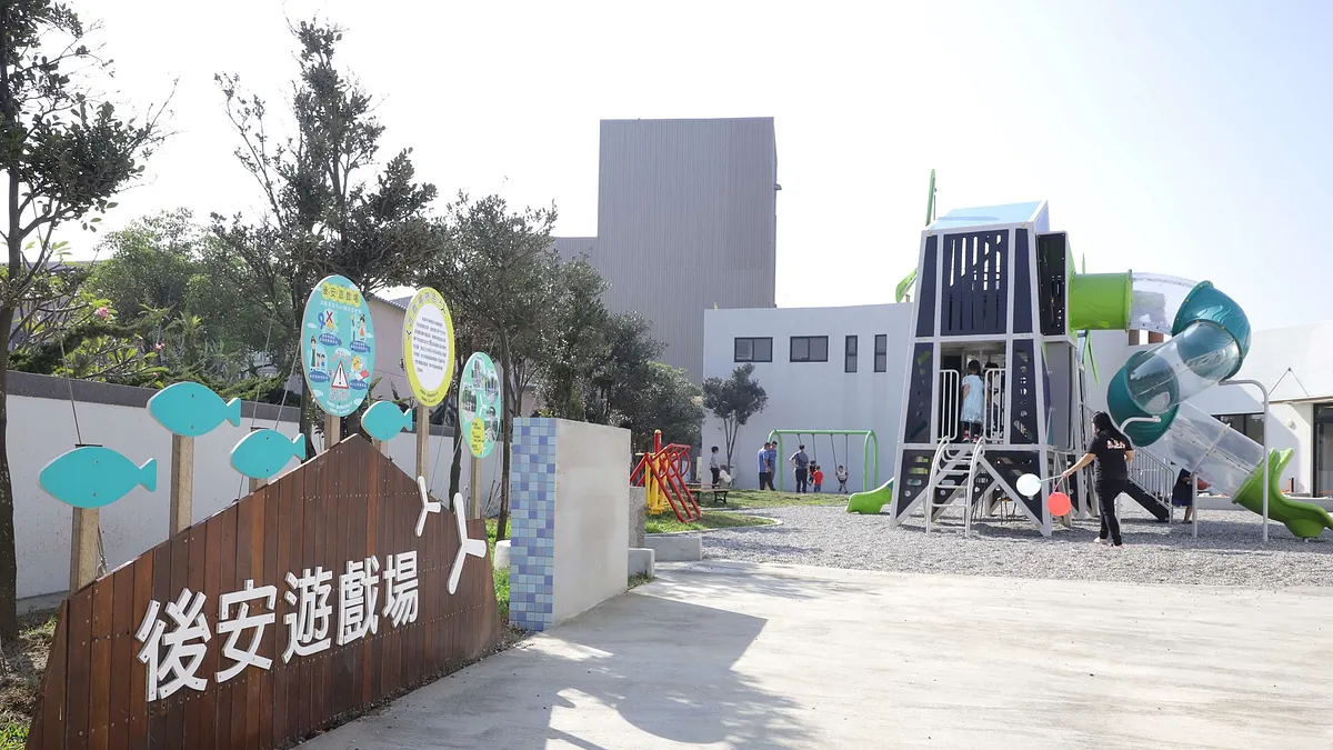 雲林縣麥寮親子館揭牌,除有適齡教玩具外,還提供親子活動、托育及照顧諮詢服務。(圖/雲林縣政府社會處提供) 雲林縣麥寮親子館揭牌,除有適齡教玩具外,還提供親子活動、托育及照顧諮詢服務。(圖/雲林縣政府社會處提供)