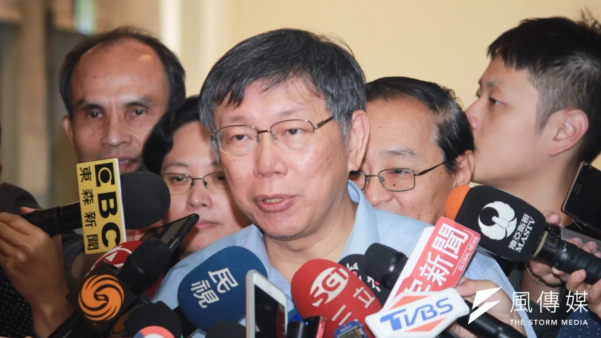 台北市長柯文哲13日被問到如何看待促轉會副主委張天欽的爭議時說,他是感同身受。對於是否要替侯友宜抱屈?柯文哲說,台灣的政治就這樣,沒辦法。(資料照,方炳超攝)