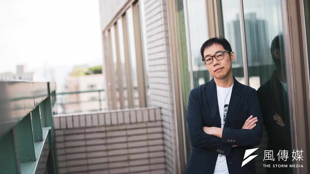 導演林書宇接受風傳媒專訪,一談在拍攝《夕霧花園》期間汲取的經驗。(簡必丞攝) 導演林書宇接受風傳媒專訪,一談在拍攝《夕霧花園》期間汲取的經驗。(簡必丞攝)