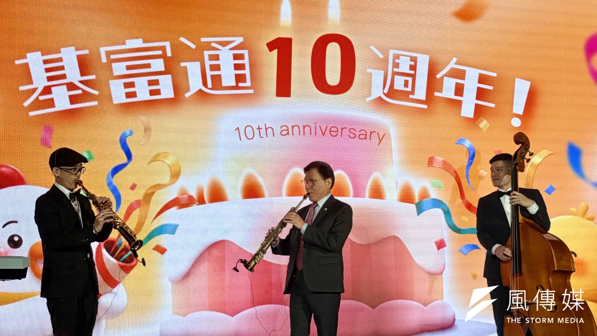 林丙輝以薩克斯風演奏一曲〈掌聲響起〉,為基富通成立10週年增添亮點。(林彥呈攝)