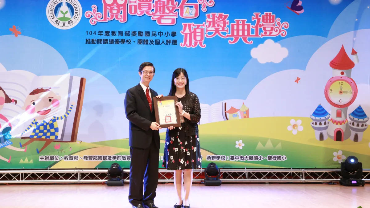北大高中施雅慧校長(右)常把自己當做客服中心人員。(圖/新北市教育局提供)