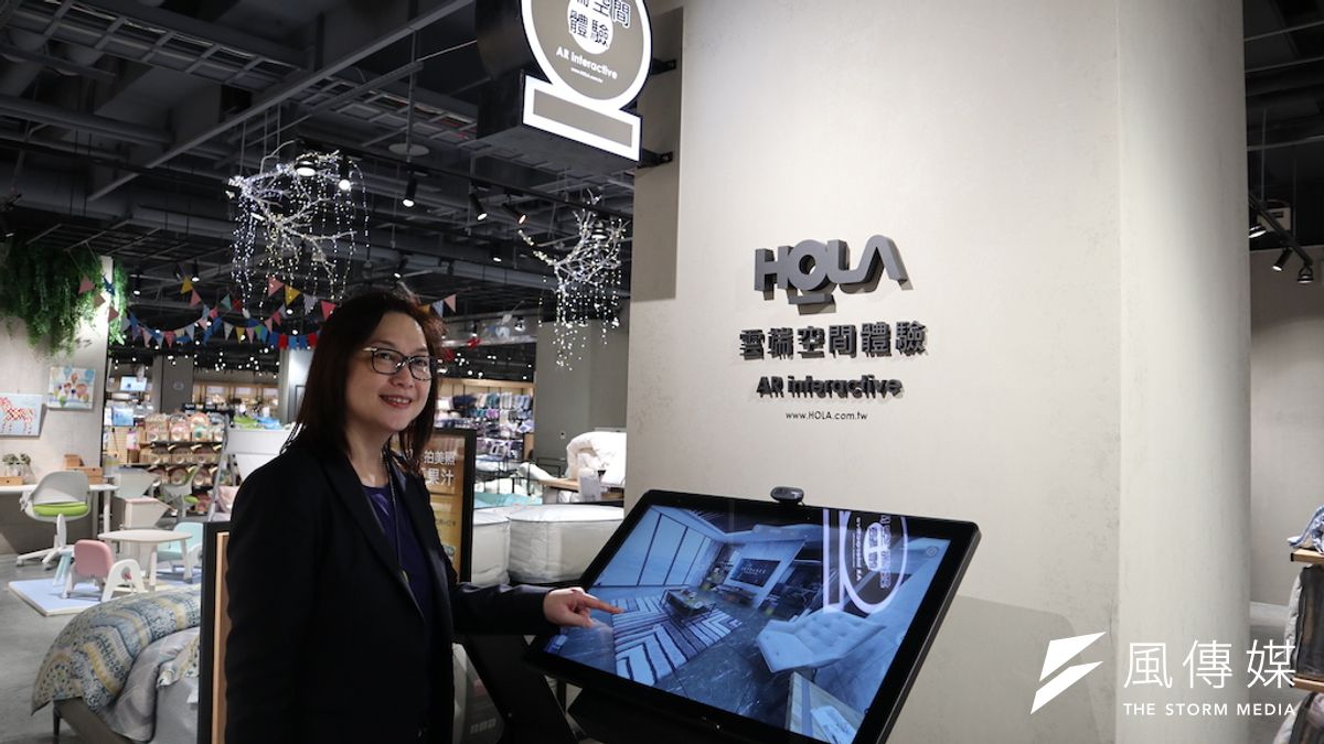 傢具業者親自示範,在大墩商圈最新型態居家美學概念店裡的數位科技,只要點一下點腦螢幕就可以配置出自家客廳需要的居家配置。(圖/記者王秀禾攝) 傢具業者親自示範,在大墩商圈最新型態居家美學概念店裡的數位科技,只要點一下點腦螢幕就可以配置出自家客廳需要的居家配置。(圖/記者王秀禾攝)