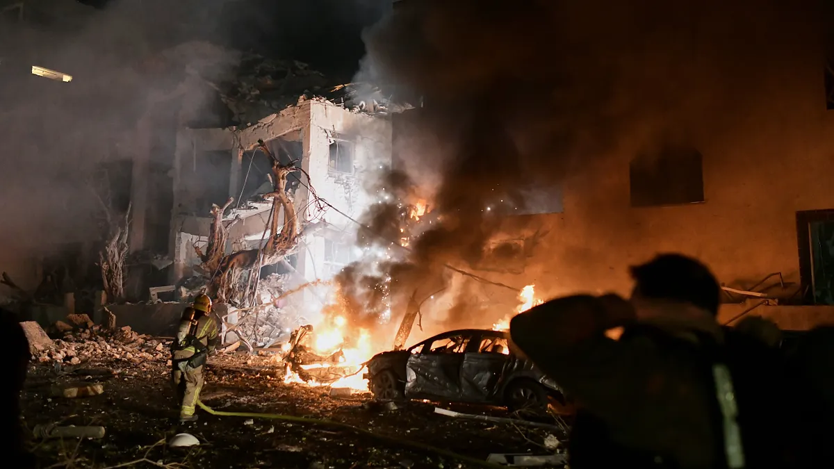 伊朗飛彈直接擊中以色列特拉維夫的一棟建築物。(美聯社)