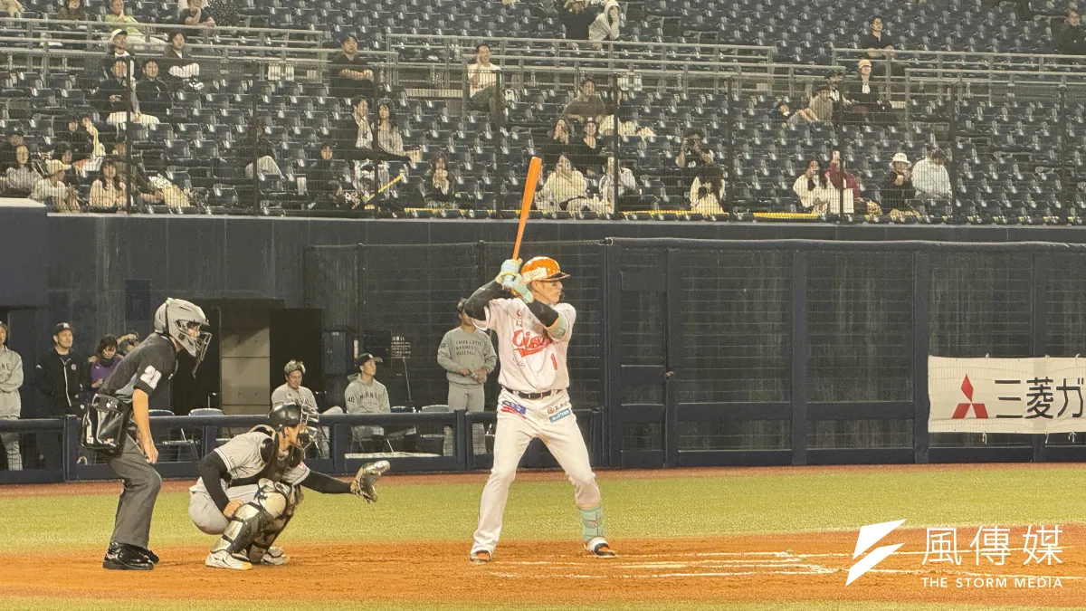 陽岱鋼は引退試合を前に、恩師の平松正宏監督を「唯一無二のヒーロー」と称えた。現役最後の舞台では、自身の誇りである「1番・中堅」として全力プレーを貫き、21年間の野球人生の集大成を見せる決意を語った。(黃信維撮影)