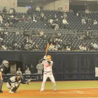 陽岱鋼は引退試合を前に、恩師の平松正宏監督を「唯一無二のヒーロー」と称えた。現役最後の舞台では、自身の誇りである「1番・中堅」として全力プレーを貫き、21年間の野球人生の集大成を見せる決意を語った。(黃信維撮影) 陽岱鋼は引退試合を前に、恩師の平松正宏監督を「唯一無二のヒーロー」と称えた。現役最後の舞台では、自身の誇りである「1番・中堅」として全力プレーを貫き、21年間の野球人生の集大成を見せる決意を語った。(黃信維撮影)