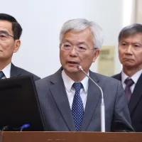 警界爆發重大違紀案,警政署長張榮興(中)出動大手術刀「靖紀小組」清理門戶,源自於他的一段從警經歷。(資料照,顏麟宇攝) 警界爆發重大違紀案,警政署長張榮興(中)出動大手術刀「靖紀小組」清理門戶,源自於他的一段從警經歷。(資料照,顏麟宇攝)