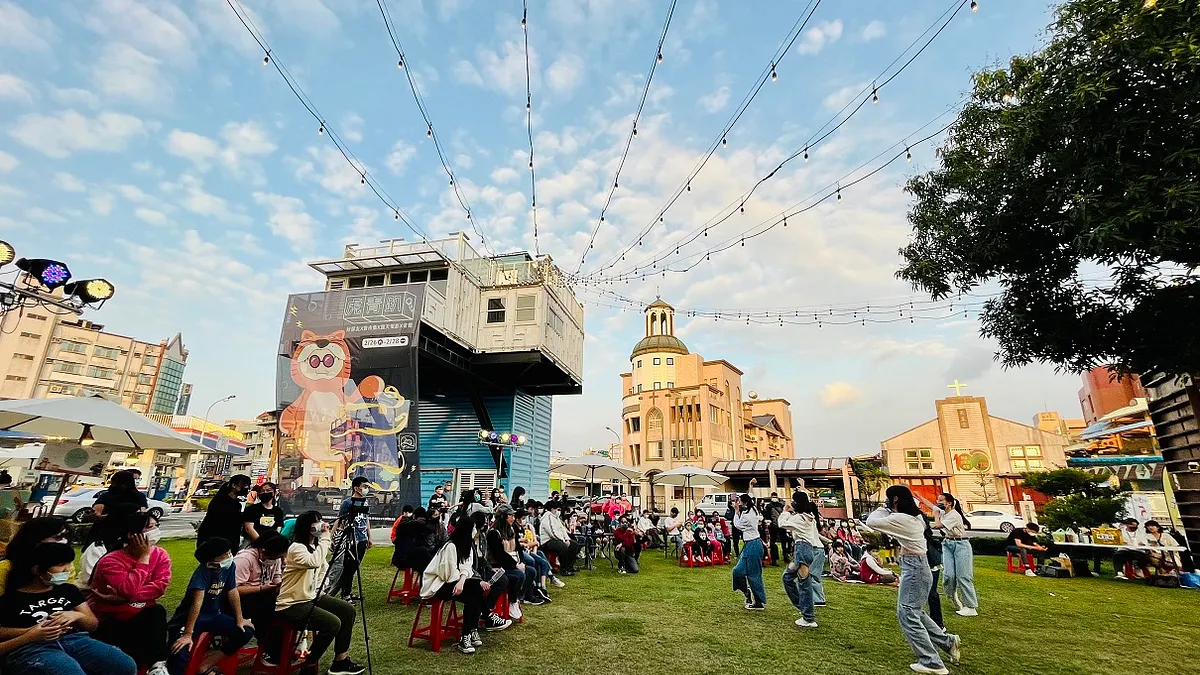 屏東縣政府舉辦「 New Day Party 扭日派對 」,將從下午嗨到晚上,除30攤市集、音樂表演,還可消費摸彩拿大禮。(圖/屏東縣政府提供)