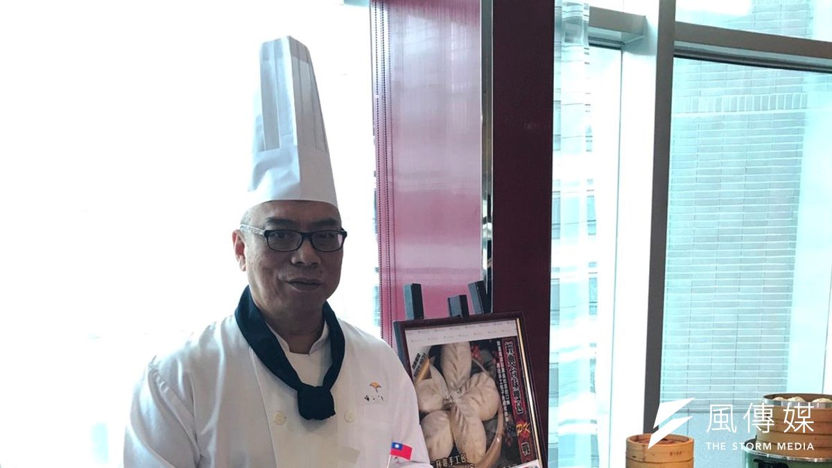 飯店推出雙十國慶包,請來香港師傅現場示範花雕雞紅藜包子,將經典台菜與港式點心融合出創意新吃法。(圖/陳又嘉攝) 飯店推出雙十國慶包,請來香港師傅現場示範花雕雞紅藜包子,將經典台菜與港式點心融合出創意新吃法。(圖/陳又嘉攝)